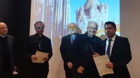 Diploma do Bacharelato em Teologia entregue ao salesiano Samora Marcel