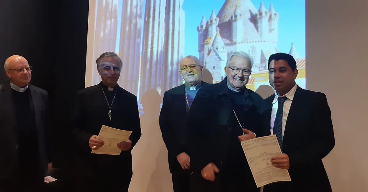 Diploma do Bacharelato em Teologia entregue ao salesiano Samora Marcel